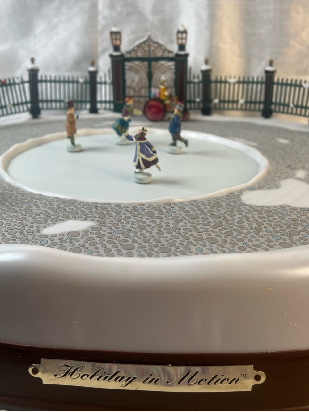 Vintage 1996 Mr Christmas Holiday in Motion animated ice skaters - Picture 13 of 16